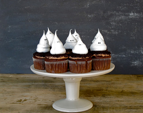 ghost-meringue-cupcakes-with-oreo-dirt