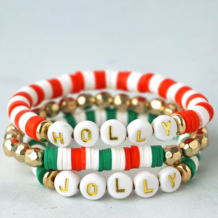 Take a look at this adorable Christmas clay bead bracelet design! It's a simple project to make with kids of all ages, and it will surely liven up the holiday cheer with the classic reds, greens, and whites. Try it now!