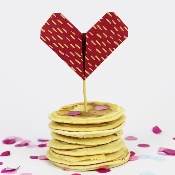 The greatest way to a man's heart is through his stomach. Send a loving message with these origami winged heart pancake toppers! A lovely addition to your mouth-watering desserts - what more can you ask for?