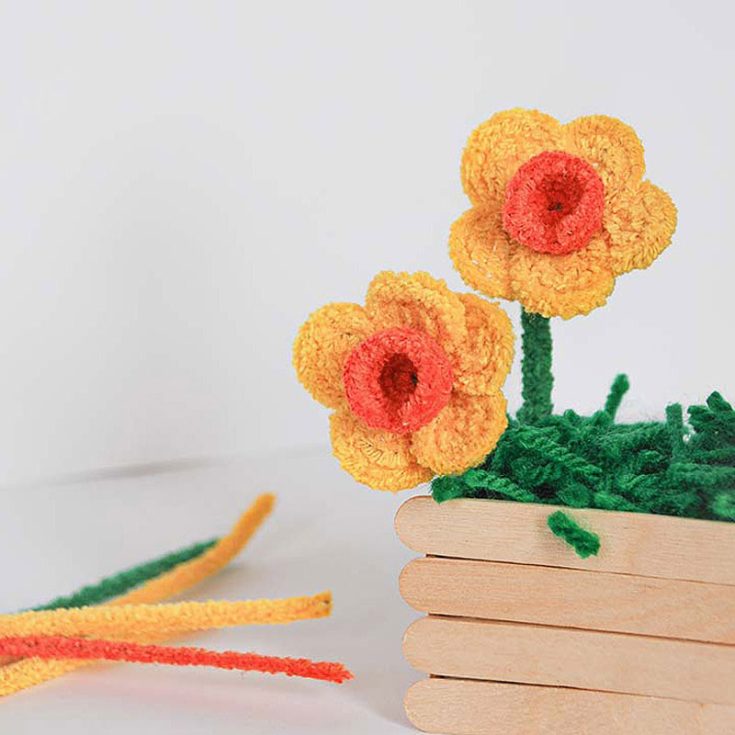 Capture the beauty of spring with pipe cleaner daffodils. With their sunny yellow petals and delicate green stems. These are sure to be the prettiest spring crafts you can make out of pipe cleaners.&nbsp;