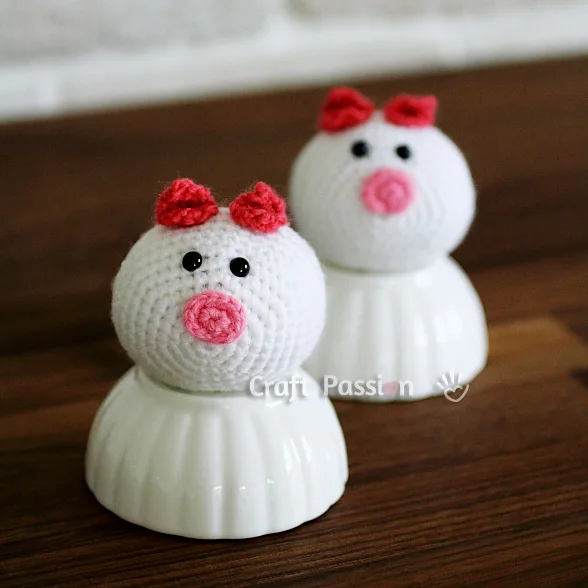Get the free pattern and tutorial to learn how to crochet this simple and adorable Piggy Amigurumi in the shape of a Chinese Steamed Bun.