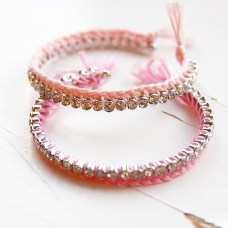 Take a look at this adorable braided thread and rhinestones bracelet! All you need is a rhinestone bangle and some embroidery floss of any color. Follow this easy tutorial, and you will find a super cute accessory you can wear anytime.