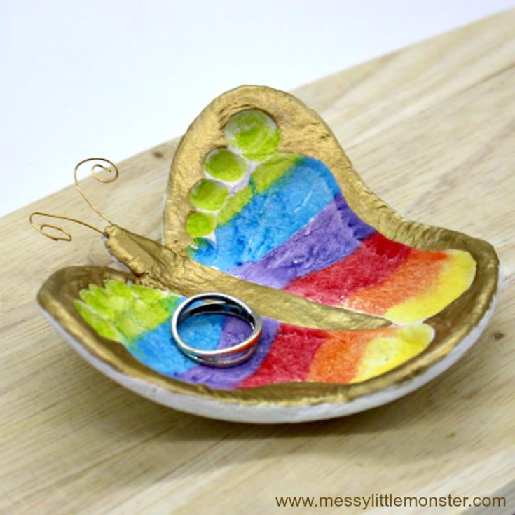 Are you looking to make something creative and outstanding that will leave your mother&rsquo;s heart fluttering in awe? Try out this craft to leave little footprints of her dear ones that will remind her of the nostalgia from childhood wonder.