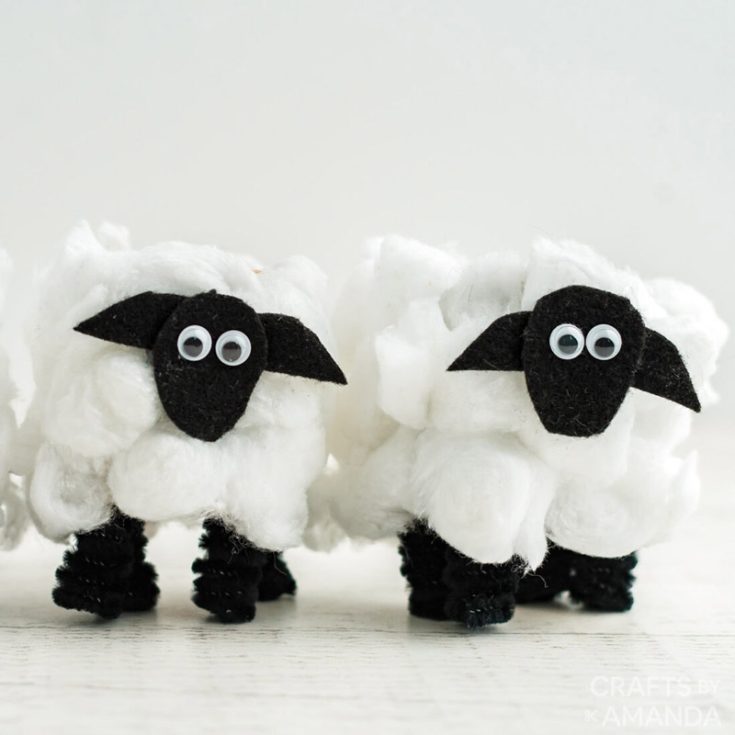 Count yourself to sleep with these adorable cardboard tube sheep crafts! You can glue cotton balls to coat the paper core in order to imitate the sheep's soft fur. Add googly eyes, a felt face, and pipe cleaner legs to complete this wooly bedtime buddy.