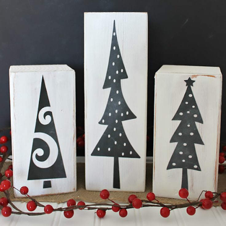 Chalkboards create a recycled feeling, making it more satisfying to complete the craft. You can paint not only Christmas trees on them but also other images that symbolize Christmas. The choice is yours&mdash;get creative!
