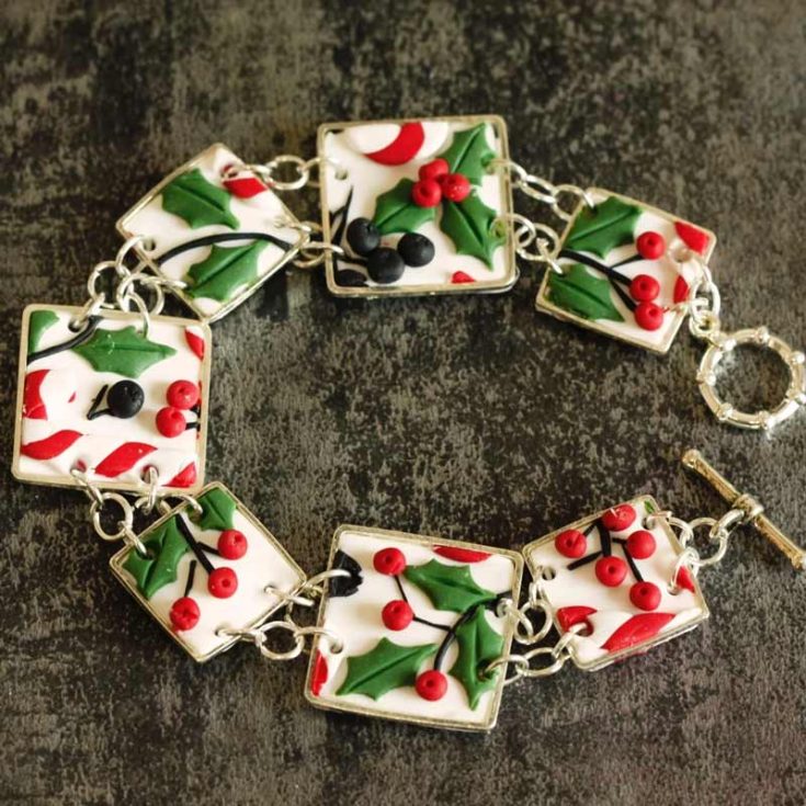 This festive polymer clay slab bracelet is a great way to display your jolly mood for the Christmas holidays. With holly leaves and berry designs embedded inside metal frames, this will surely be a timeless piece for you to wear during the upcoming holiday season.