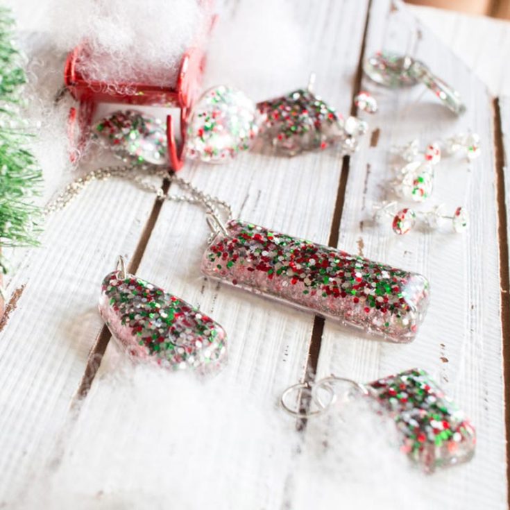 Learn how to make some Christmas-themed necklaces and earrings using resin and glitter! It is a great Christmas gift and festive activity to share with friends and family.