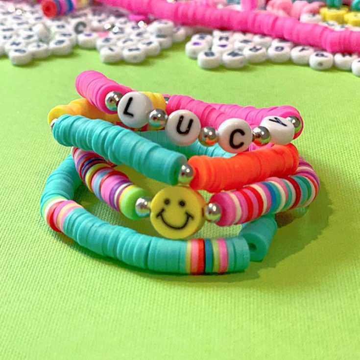 Learn to make different variations of clay bead bracelet ideas with this tutorial! It's a quick and fast-paced project, and it's ideal to make with your little ones!