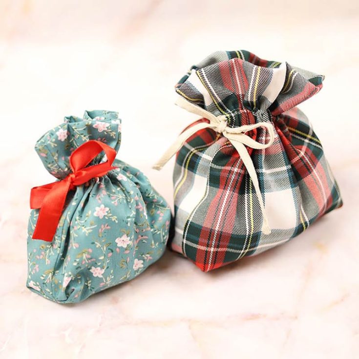 These fabric gift bags are not only perfect for gifting, but they can also be used again and again for storing all sorts of items! The handy drawstring adds a pretty touch while keeping everything secure.