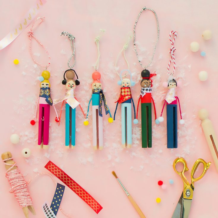 Creativity never ceases to amaze us as these clothespins are turned into people! Can you imagine that? Make miniature figurines of your loved ones or friends and hang them on your Christmas tree!