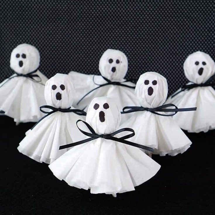 Have you ever wondered what to do with the amount of lolly sticks your kids leave out from trick or treats? Try these easy crafts for kids, where this tutorial teaches you how to recycle these candy sticks into friendly ghouls!
