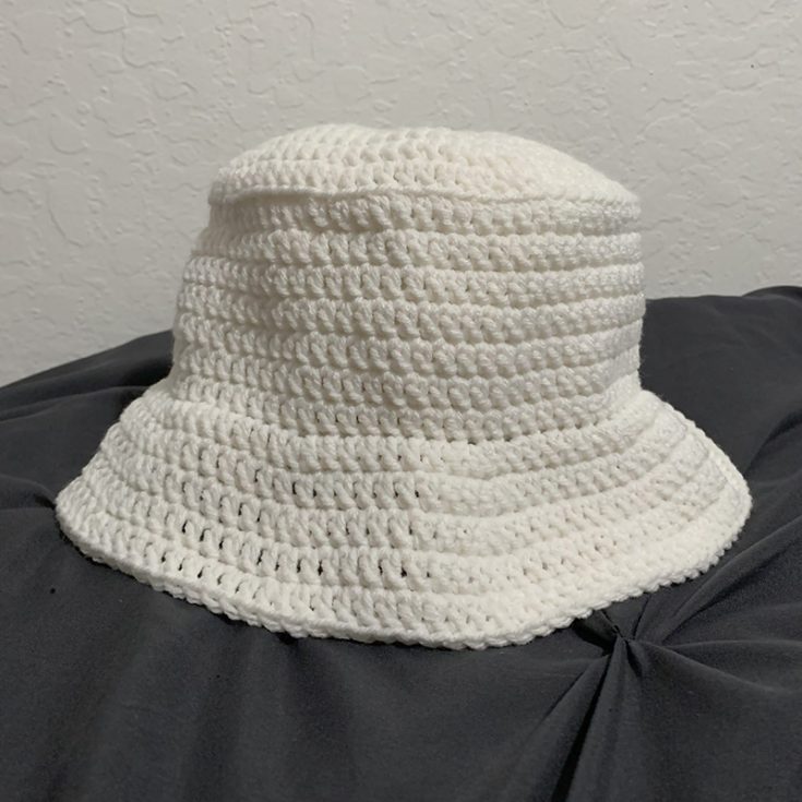If you&rsquo;ve been with us for a long time, you&rsquo;ll know how much we simply adore yarns and the art of crochet! Check out this outstanding design made by Vivcrochets to spice up your wardrobe! Not only does she provide written instructions, but she also attached a video tutorial to guide you in your project.&nbsp;