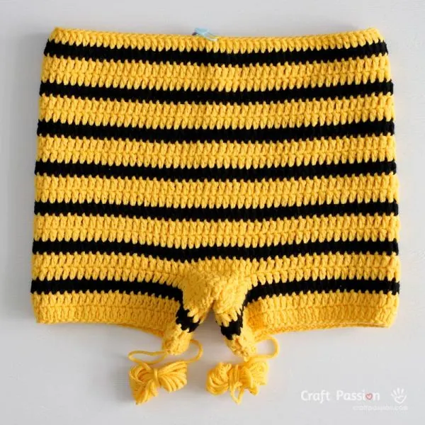crochet romper pants 3 Crochet in continuous rounds, following the bee’s signature color pattern — alternating two yellow rounds with one black round.
The romper will gradually grow taller, forming the torso section.