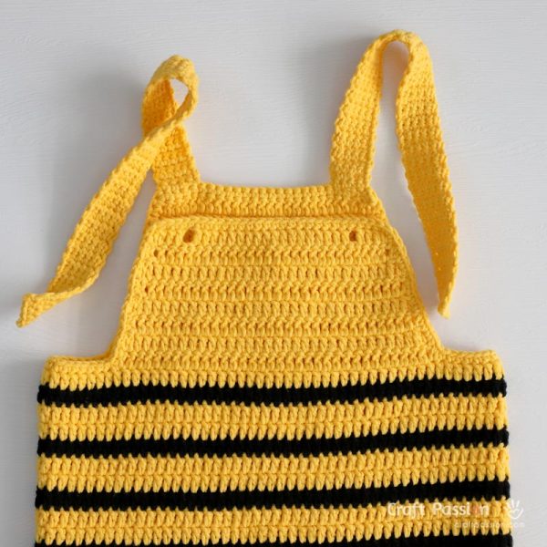 Thread each strap through the small holes on the front bib, then tie them into knots to secure — this makes the length easily adjustable as your baby grows.
No buttons or snaps needed!