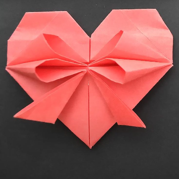 This video tutorial shows you how to make an origami heart with a cute bow on top of it! This origami is perfect for decorating gifts - adding a touch of love to your presents or letters to your special someone.