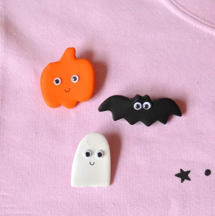 Try out these Halloween crafts for kids in the form of DIY Clay Pumpkin Pins! They are fun and easy and add a glimmering touch wherever you put them. Picture seeing small friends scattered across your home. How cute!
