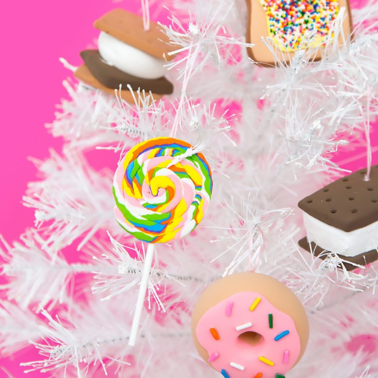 Having an incurable sweet tooth? Look no further as we try to cure it! These last-minute crafts not only cure your sweet tooth but also cure the boringness of your Christmas tree. Spice it up!