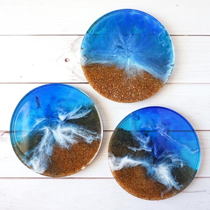 Do you fancy the sea? The sound of waves crashing onto the sandy shore. Bring back some of your seaside holidays with this resin beach coasters that use natural sand!