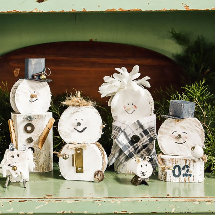 Feeling lonely this Christmas because you can't return to your family? Make a new family of snowmen that accompany you on this chilly night. Customize their faces with goofy expressions!