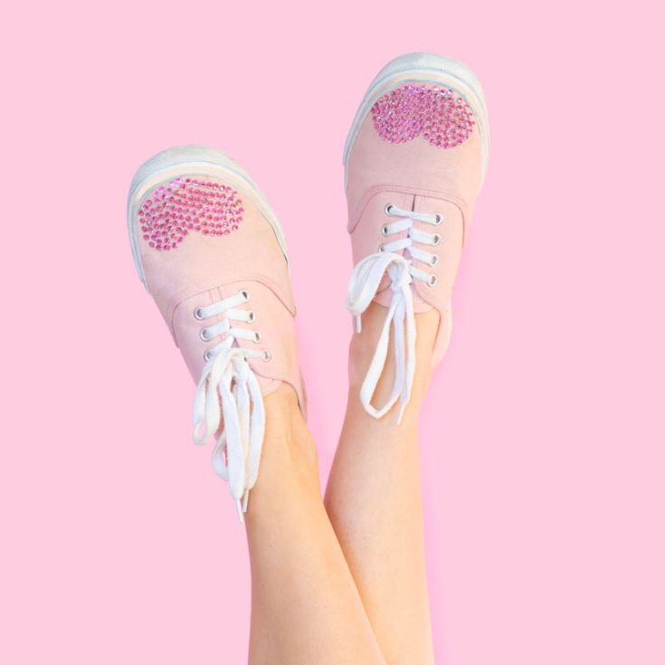 Decorate your sneakers or your children's sneakers with pretty rhinestones in the shape of hearts to celebrate the day of love!
