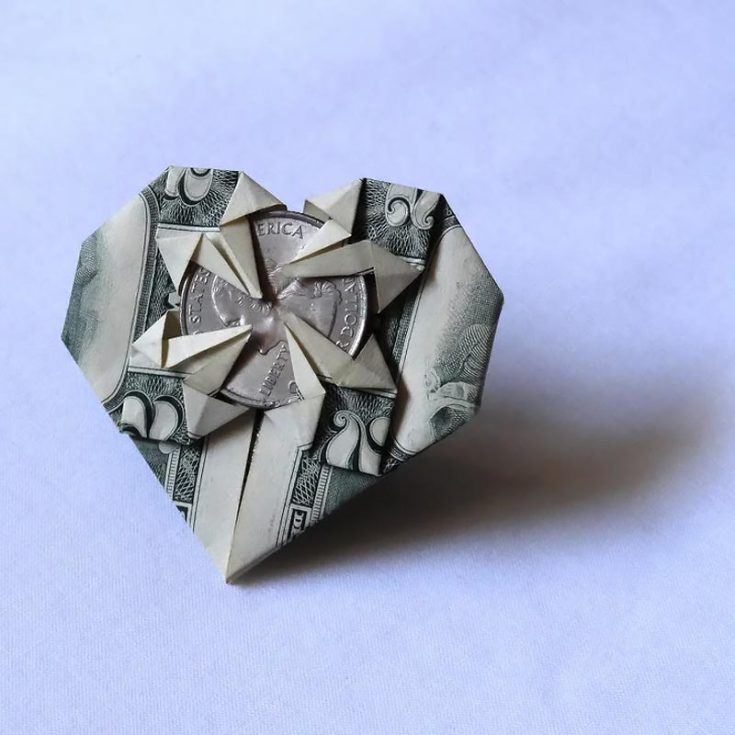 Speaking of gifts, why not make this lovely blossom heart for someone you love? Although love can't be bought with money, you can show it with a bit of cash! This tutorial will teach you how to make origami hearts for your loved ones.