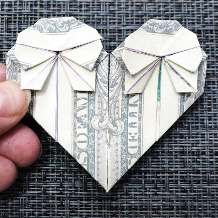 Here's another simple dollar origami heart design that is a must-try. Doesn't it look so cute with the teeny tiny bows at the top? Learn to make it here by clicking the link below!