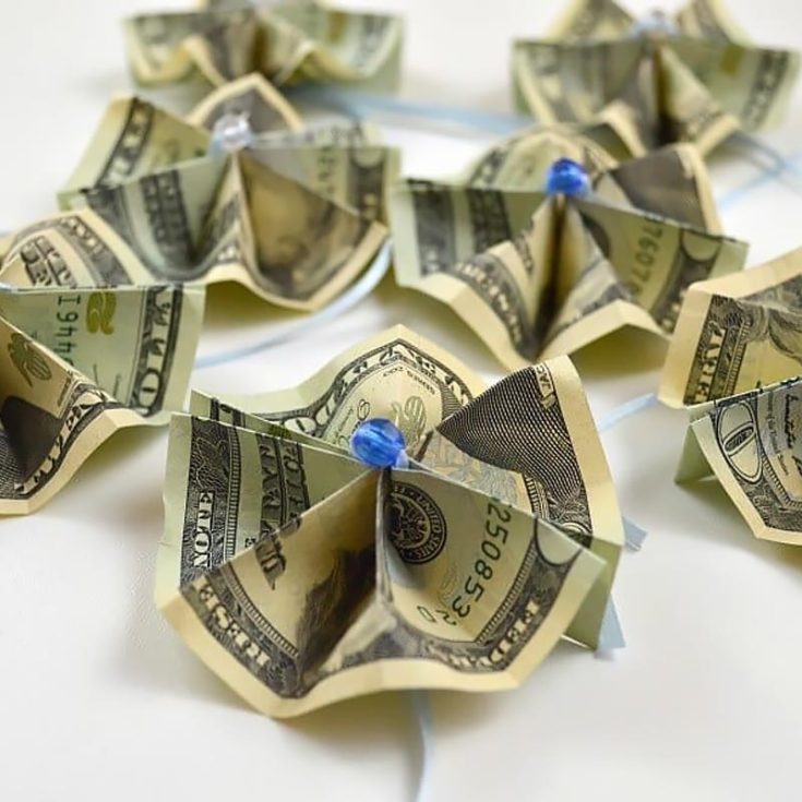 Is someone close to you graduating? First of all, congratulations! Secondly, why not make this money lei for them to celebrate their graduation? They'll definitely be overjoyed to see the effort you've put in for them!
