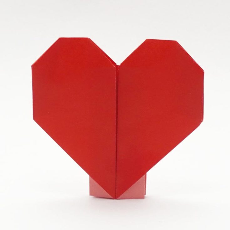 Striving for perfection? This double-sided origami heart takes away all the flaws that can be seen in our tutorial. No white spaces, no uneven folds- a perfect heart. It is slightly more challenging, but we encourage you to try it nonetheless!