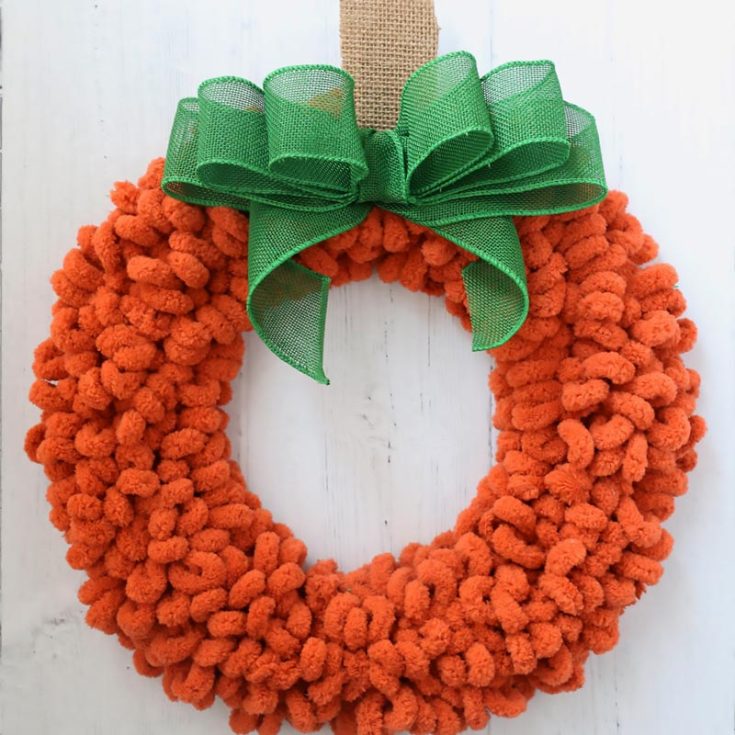 Prepare to welcome the Fall season with this pumpkin wreath made from yarn! Watch the pumpkin burst into an array of colors and flavors! We love that you can use it throughout the fall season, not only for Halloween.
