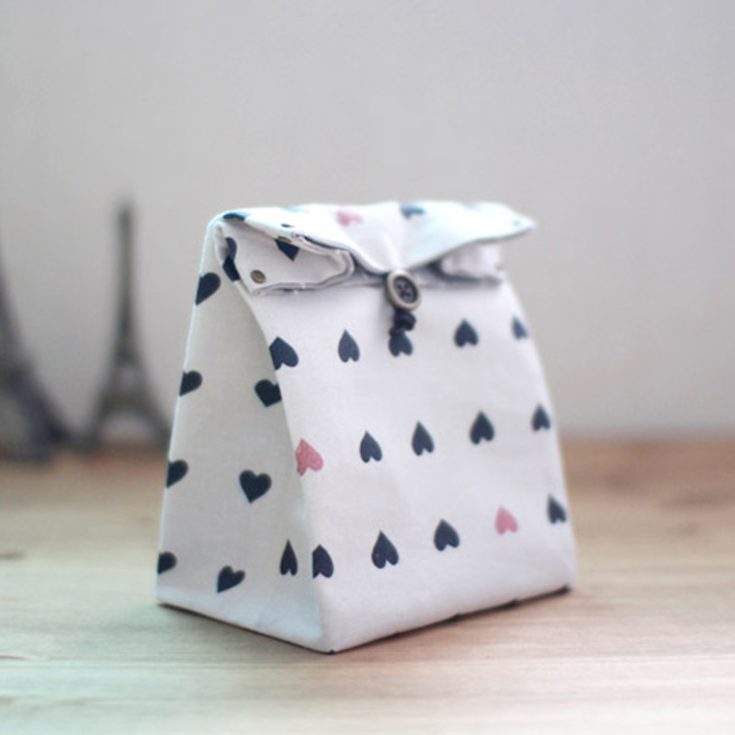 This traditional-style fabric gift bag is a classic choice for any occasion! With its charming design, it adds a touch of elegance to your presents while being easy to personalize which makes it perfect for gifting to friends and family.