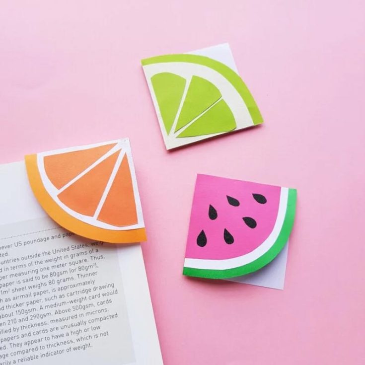 Enjoy some fruity delight with these DIY fruit slice corner bookmarks! This easy and fun paper craft gives a refreshing, colorful twist to all the DIY bookmarks we've seen. Create one based on your favorite fruit!