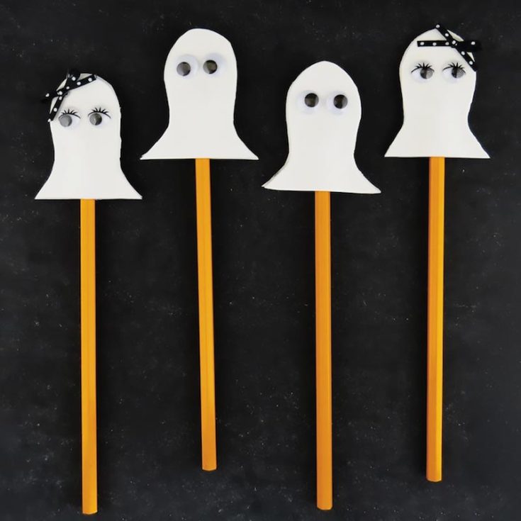 Check out these adorable Ghost Pencil Toppers! They're a fantastic craft to make with your kids to accessorize their stationery and welcome the holiday spirit!