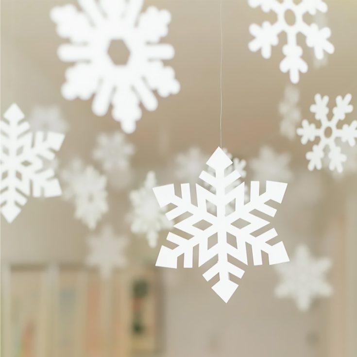 Make these snowflakes to hang them in your house! It is such a fun way to imagine that it is snowing. Perfect even if your country does not have 4 seasons and yet you want to be included in the festivity!