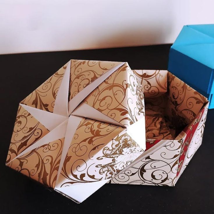 This tutorial teaches you how to make an origami box in a very detailed manner. Along with its timeless design, there is simply no room for error with this wonderful pattern!