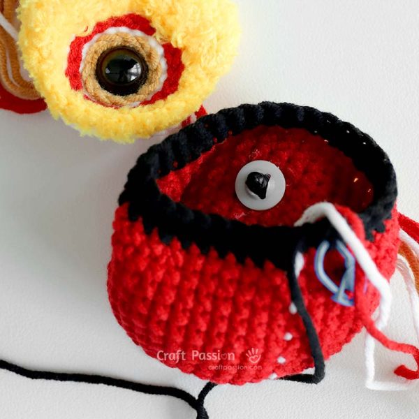 how to crochet lion dance amigurumi - install safety eyes