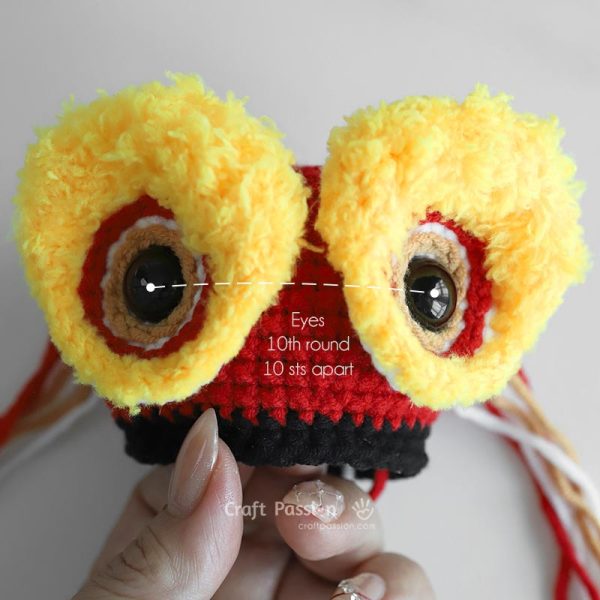 how to crochet lion dance amigurumi - install safety eyes