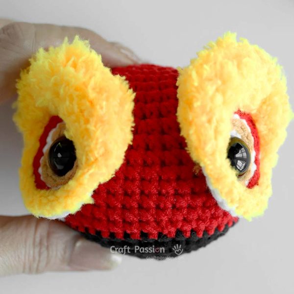 how to crochet lion dance amigurumi - attaching the eyes