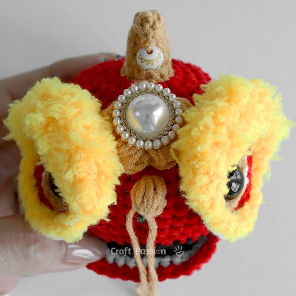 how to crochet lion keychain - nose, horn and forehead flower