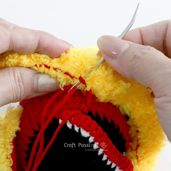 how to crochet lion keychain - stitching the beard