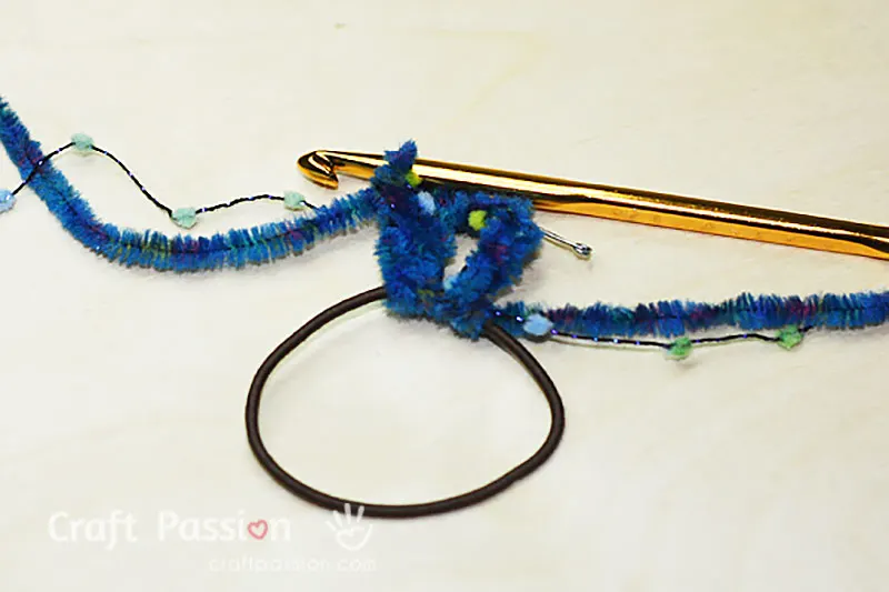 beginner crochet scrunchie
Step 3/5: make a double crochet stitch (dc) onto the rubber hairband.
