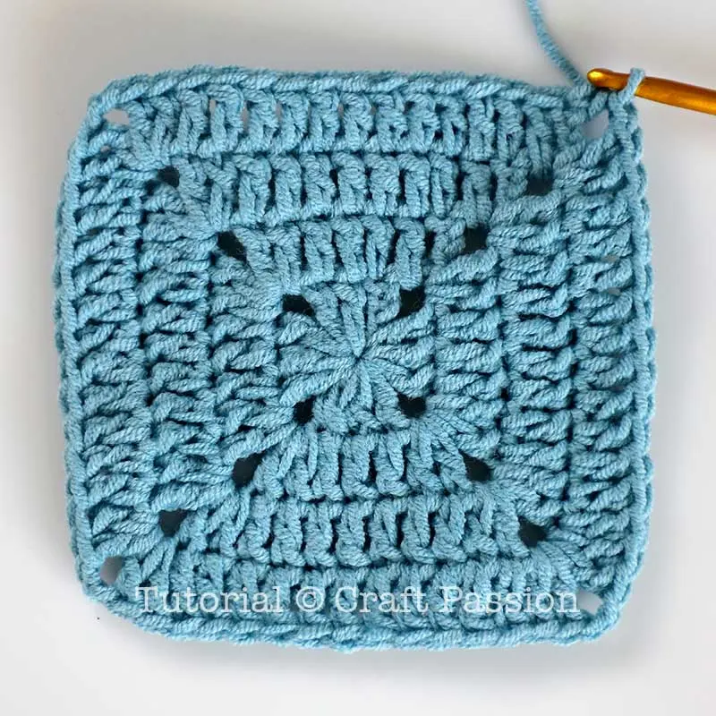 crochet solid granny square round 4