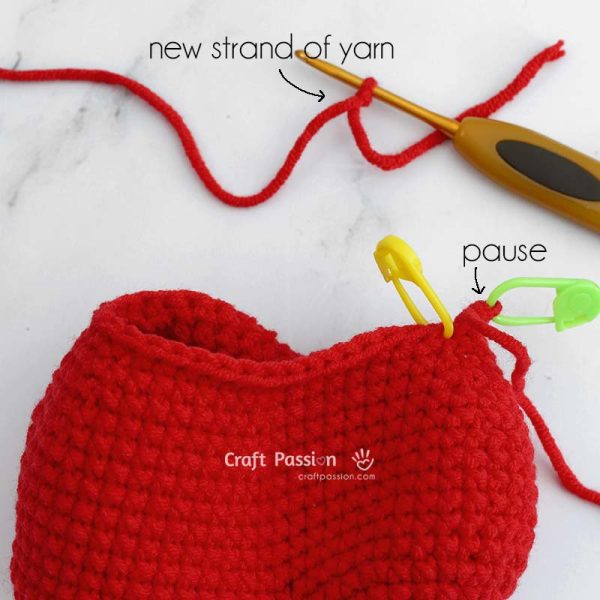 Pausing the main round with stitch marker for short-row crochet
