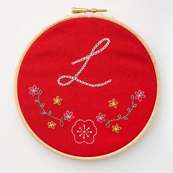 The embroidery chain stitch is a great way of&nbsp;sewing embroidery outline stitches and lettering. It is simple and easy, definitely an essential stitch for beginners to pick up.