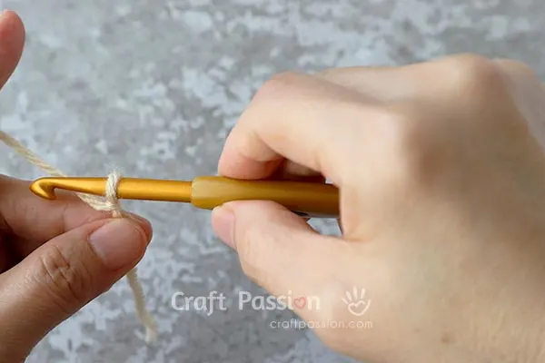 how to hold crochet hook