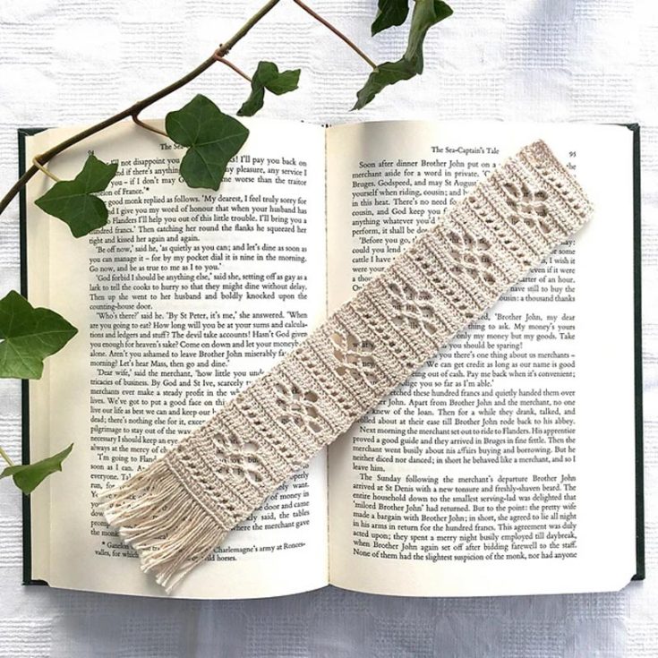 Crochet your way to a charming bookmark with this pattern! It's a fun, easy project that brings a hint of elegance to your reading journey. This crochet pattern is great for both beginners and seasoned crafters.