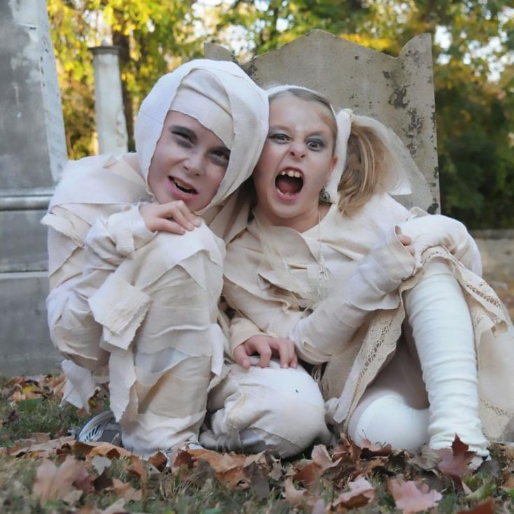 Try out this tutorial on how to make this effortless mummy costume. Wrap yourself in spooktacular fun as you venture on this Halloween season! Unravel a night of trick-or-treating and fun scares with this costume.