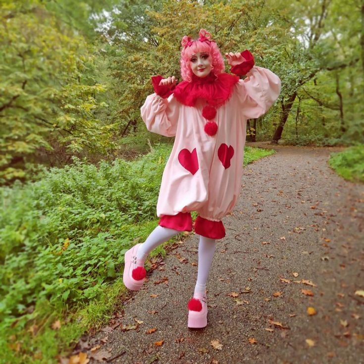 Challenge yourself with this adorable Lovecore Clown Outfit! It's a DIY sewing project requiring attention to detail, but it's still simple to assemble. Try it out in the tutorial below to make this costume.
