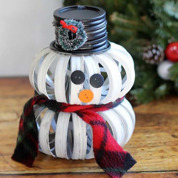 Two Christmas crafts in a row? It must be you guys lucky day! Amanda is once again letting us in on her secrets (she has shared quite a few now). Take notes and become a master crafter in this field of jars and decorations!