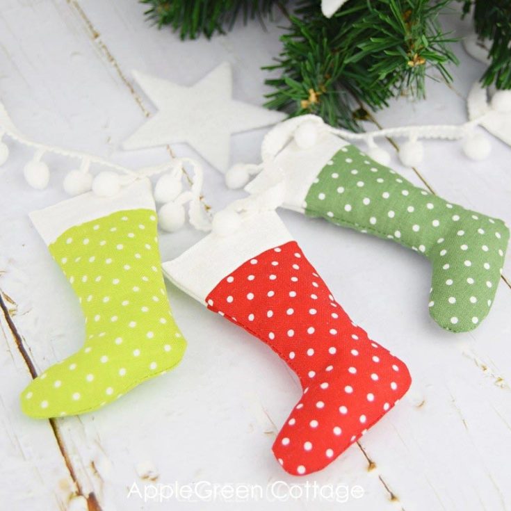Sprinkle a bit of holiday joy and magic with these mini Christmas stockings! These pint-sized stockings are not only adorable but also a breeze to make. Besides, if you want to host a Christmas hunt around the holidays, you can stuff tiny treats inside these cuties to spread cheer in every nook and cranny of your home.