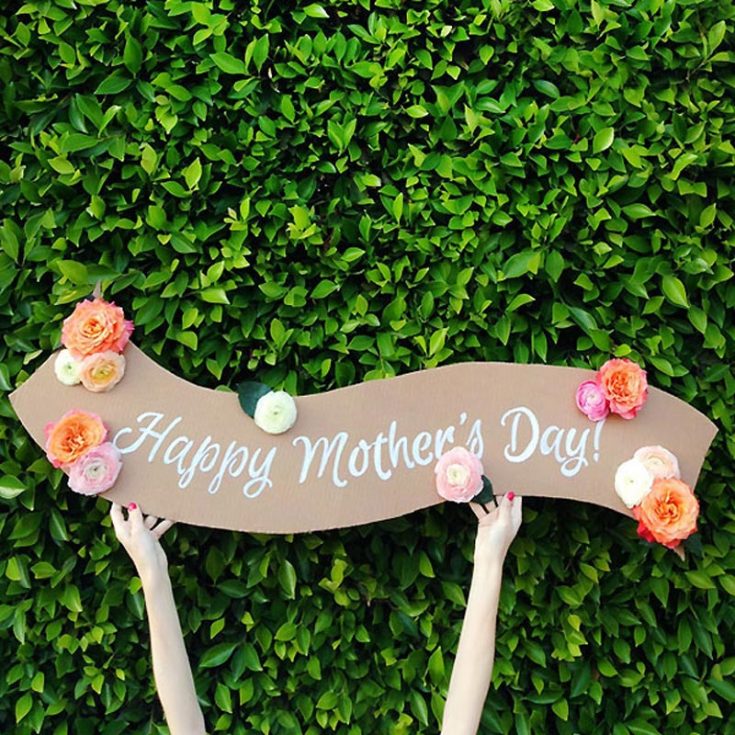 Turn this Mother&rsquo;s Day into a fun celebration with this banner! Turn this special day into a fun and merry festive cheer with this floral banner to welcome your mom home for a surprise.